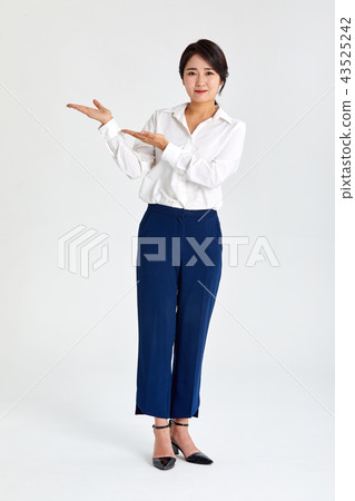 20s, 30s business woman guiding with hands, job, job, 43525242