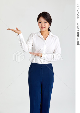20s, 30s business woman guiding with hands, job, job, 43525248