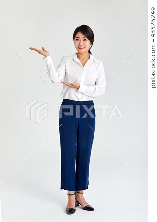 20s, 30s business woman guiding with hands, job, job, 20s, 30s business woman guiding with hands, job, job, 43525249