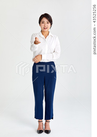 20s, 30s business woman guiding with hands, job, job, 43525256