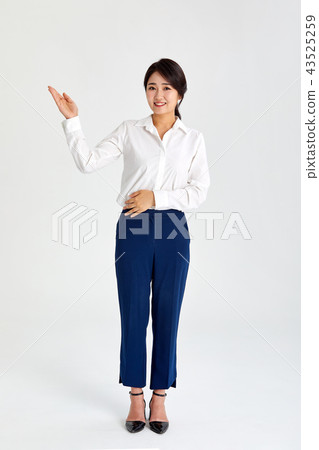 20s, 30s business woman guiding with hands, job, job, 20s, 30s business woman guiding with hands, job, job, 43525259