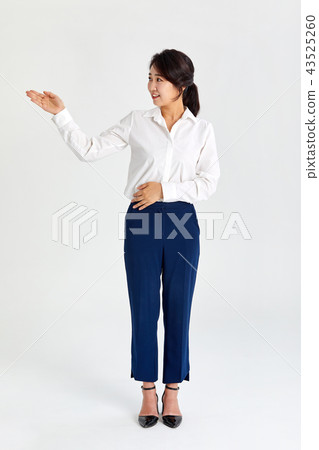 20s, 30s business woman guiding with hands, job, job, 20s, 30s business woman guiding with hands, job, job, 43525260