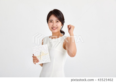 20s, 30s, happy, married, invited to receive wedding invitations 43525402
