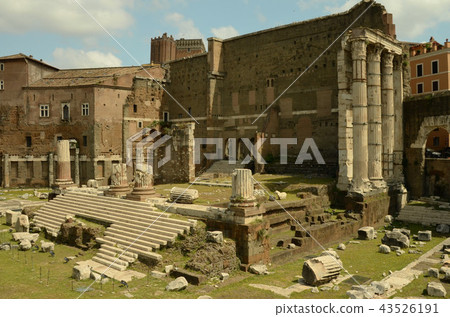 The first emperor Augustus's form (public square) and the temple of the army god Marus 43526191