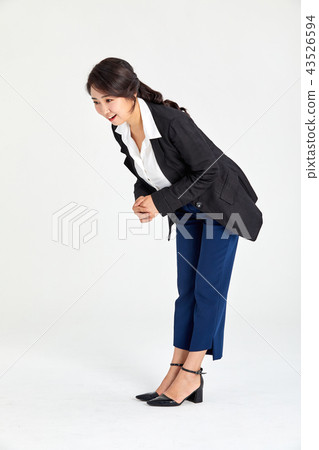 二十歲的女商人想知道她背後是什麼，想知道 43526594