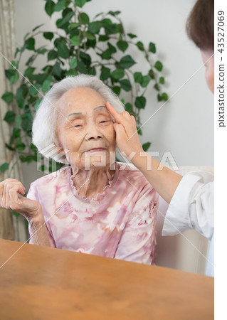 Mother and daughter  43527069