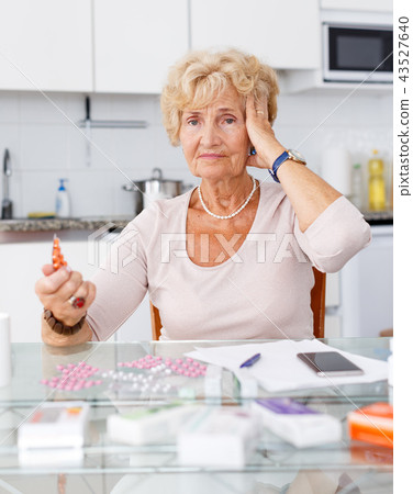 Portrait of woman among pills Portrait of woman among pills 43527640