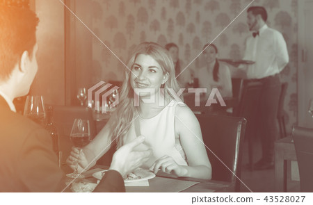 Young woman with man drinking red wine 43528027
