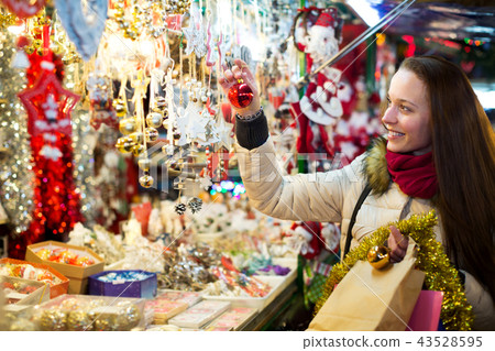 Female customer at the Christmas Fair 43528595