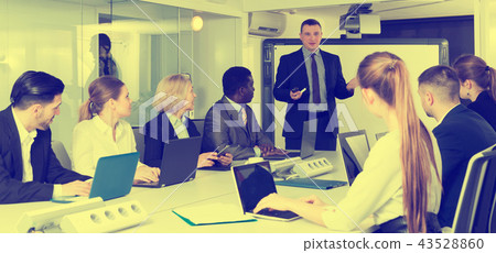Businessman speaker making presentation to workgroup 43528860