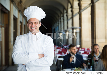 Portrait of chef in restaurant 43528965