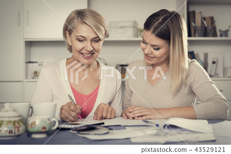 Daughter helps mother to lead home accounting 43529121