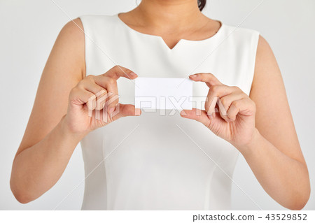 20多歲,30多歲的女商人快樂舉行名片,女人,商務,名片,卡 20多歲,30多歲的女商人快樂舉行名片,女人,商務,名片,卡 43529852