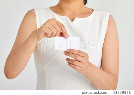 20多歲，30多歲的女商人快樂舉行名片，女人，商務，名片，卡 43529858