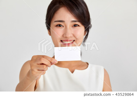 20多歲，30多歲的女商人快樂舉行名片，女人，商務，名片，卡 43529864