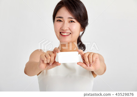 20多歲，30多歲的女商人快樂舉行名片，女人，商務，名片，卡 43529876