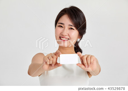 20多歲，30多歲的女商人快樂舉行名片，女人，商務，名片，卡 43529878