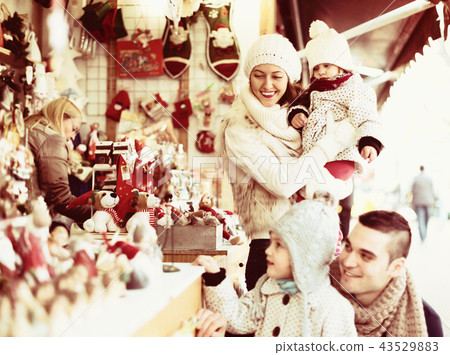 Happy married couple at Catalan Christmas market 43529883