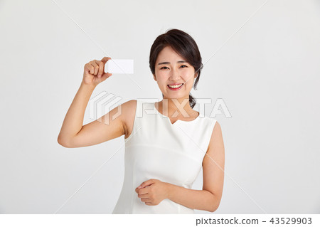 20多歲，30多歲的女商人快樂舉行名片，女人，商務，名片，卡 43529903
