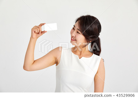 20多歲,30多歲的女商人快樂舉行名片,女人,商務,名片,卡 20多歲,30多歲的女商人快樂舉行名片,女人,商務,名片,卡 43529906