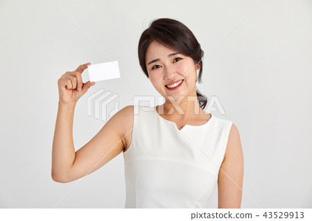 20多歲,30多歲的女商人快樂舉行名片,女人,商務,名片,卡 20多歲,30多歲的女商人快樂舉行名片,女人,商務,名片,卡 43529913