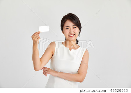 20多歲，30多歲的女商人快樂舉行名片，女人，商務，名片，卡 43529923