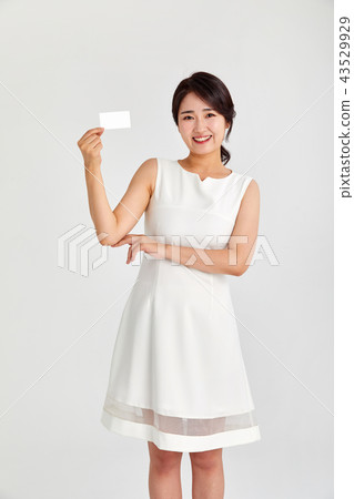 20多歲，30多歲的女商人快樂舉行名片，女人，商務，名片，卡 43529929