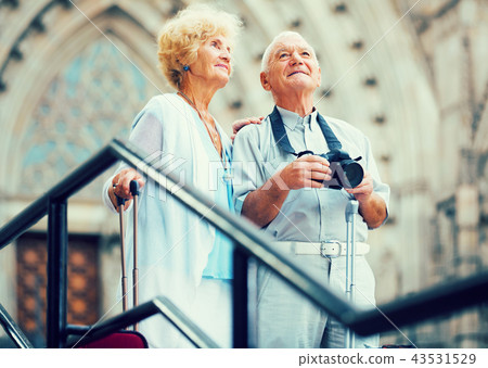 Mature pair of travelers outdoors 43531529