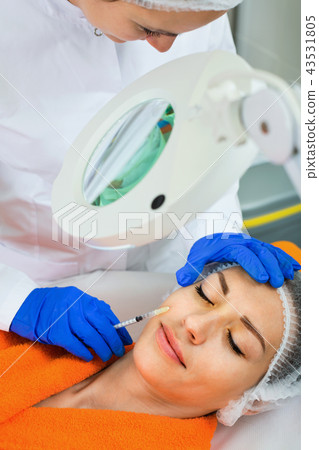 Female doctor doing beauty injection to young woman client 43531805