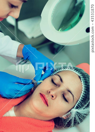 Female doctor doing beauty injection to young woman client 43531870