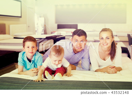 Young family is testing quality of mattress 43532148