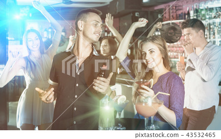 Man with woman are drinking cocktails on corporate party. 43532465