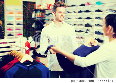 Young couple deciding on new sportswear 43533124
