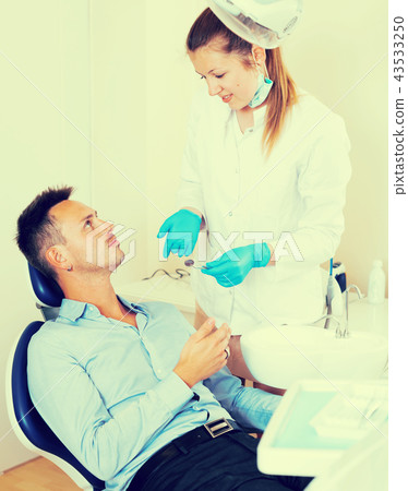 Man is in conference with stomatologist 43533250