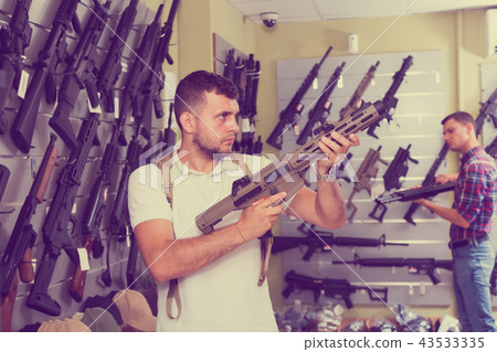 Men choosing air weapon 43533335