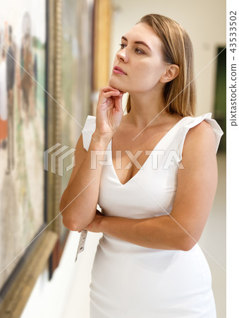 Woman visiting painting exhibition 43533502