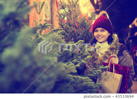 Glad girl staying at market Christmas trees Glad girl staying at market Christmas trees 43533694
