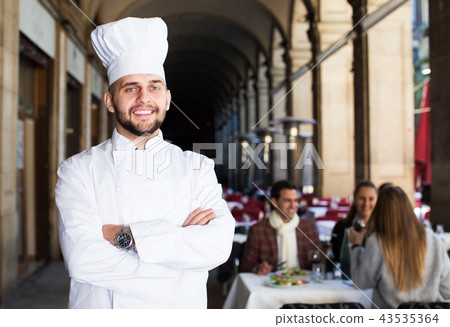Сhef meeting restaurant guests 43535364