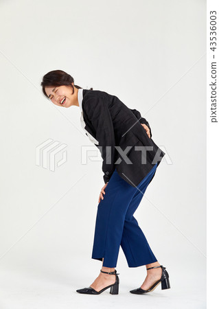 A woman in her twenties who stretches a waist, a business woman, a waist exercise, 43536003
