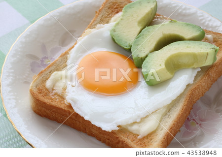 Fried egg toast 43538948