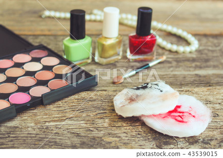 Cotton swabs to clean face with remnants of makeup 43539015