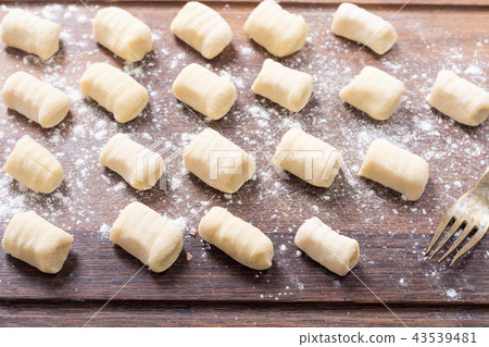 Raw homemade potato gnocchi 43539481