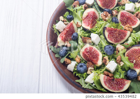 Figs salad with cheese 43539482
