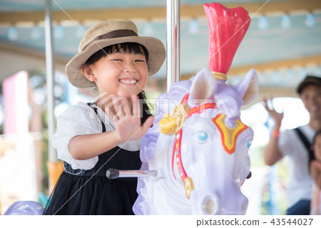 A child riding a merry-go-round 43544027