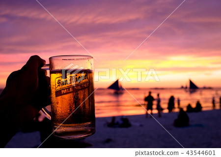 日落和一杯啤酒 43544601