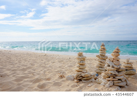 海灘邊的石塔 海灘邊的石塔 43544607