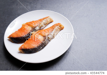 Grilled salmon with salt Grilled salmon with salt 43544774