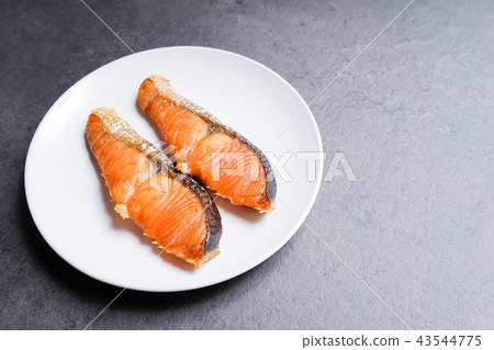 Grilled salmon with salt 43544775