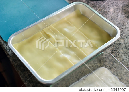 Boiled pasta lay on tray, Top view 43545007