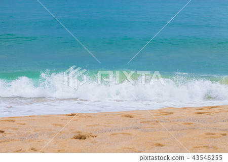 big waves hit the beach big waves hit the beach 43546255